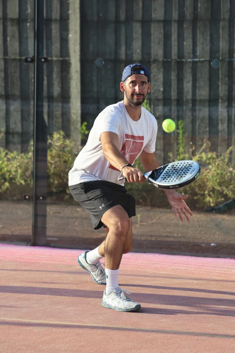 Vincent, fondateur de PadelRaise, en jeu sur un court